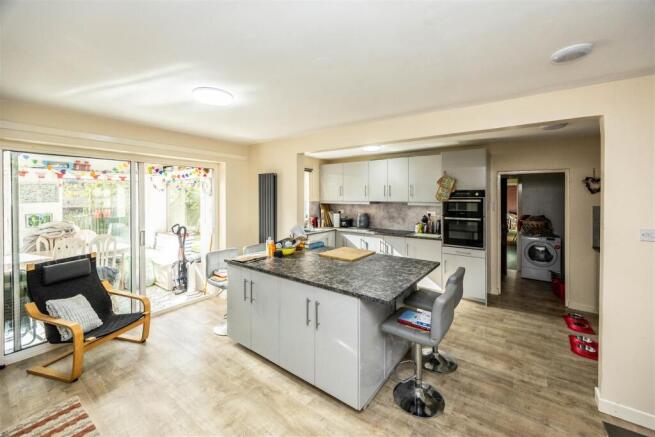 5 bed Detached for sale Image 11