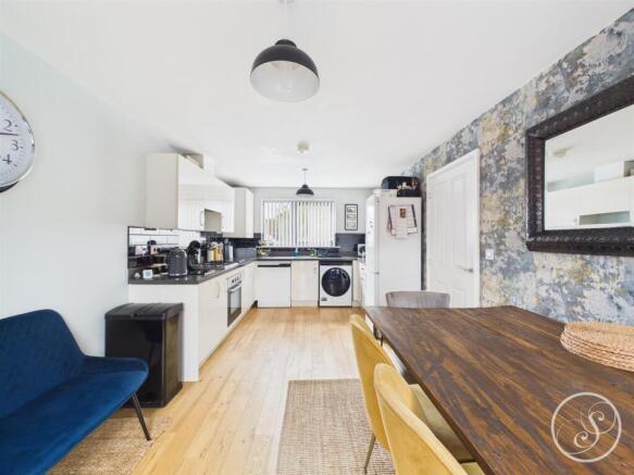 4 bed Semi-Detached for sale Image 6