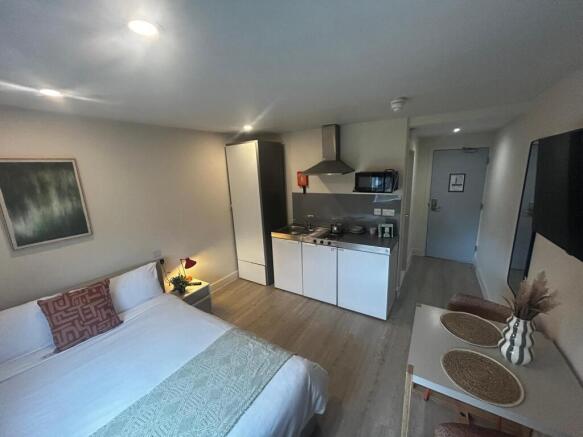 Bright, modern studio with a double bed, compac...