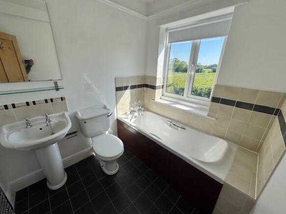 2 grange farm bathroom new.jpg