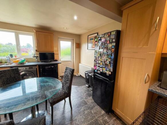4 bed Semi-Detached for sale Image 4