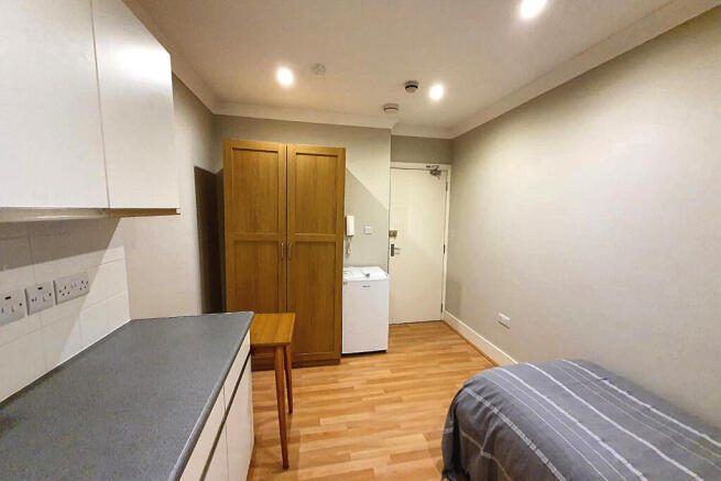 Bedsit to rent in Kensington
