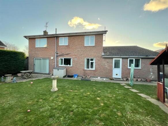 EXTERIOR :