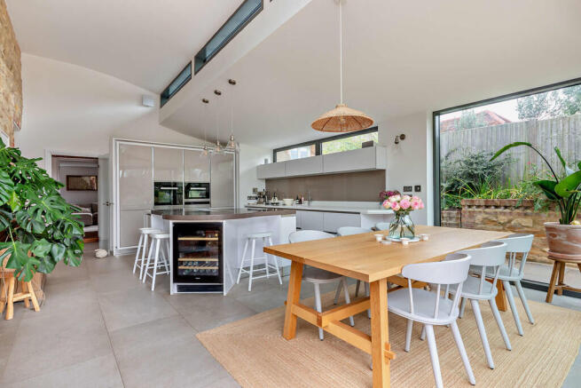 8614390-interior2...