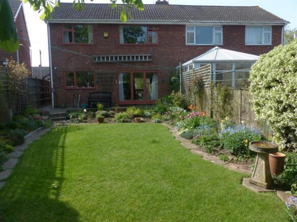 30 Moat rear garden.jpg