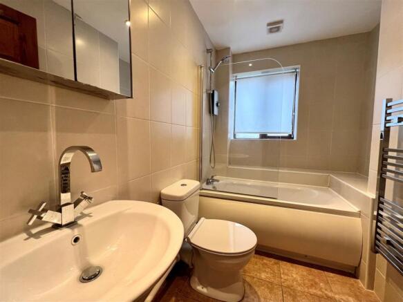 21 Brampton Lane -  bathroom.jpg