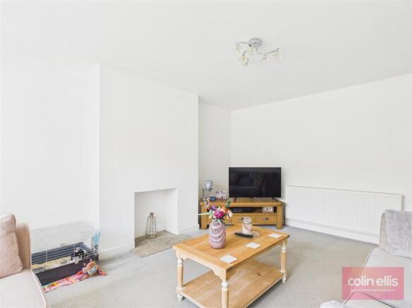 4 bed Semi-Detached Bungalow for sale Image 4