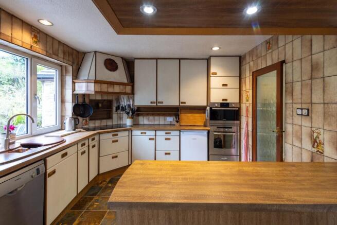4 bed Bungalow for sale Image 6