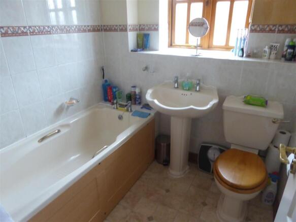 FAMILY BATHROOM