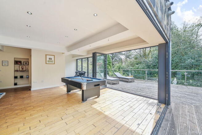 6 bed Detached for sale Image 9