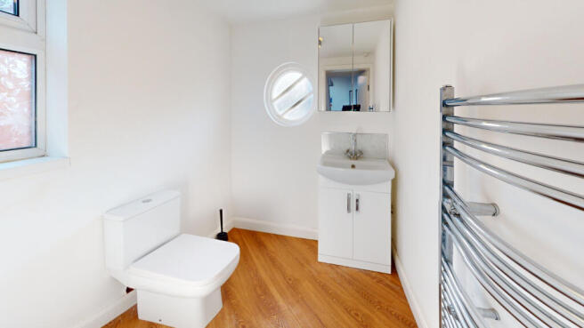 4 bed House to rent Image 12