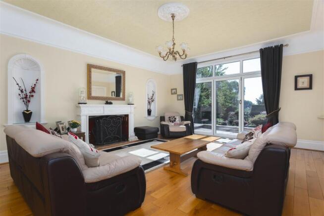 5 bed Detached for sale Image 8