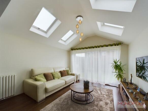 CAM01979G0-PR0246-STILL007.jpg