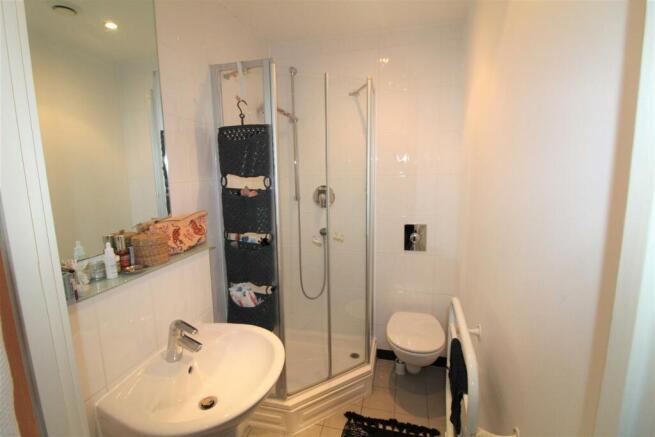 57 faroe ensuite .jpg