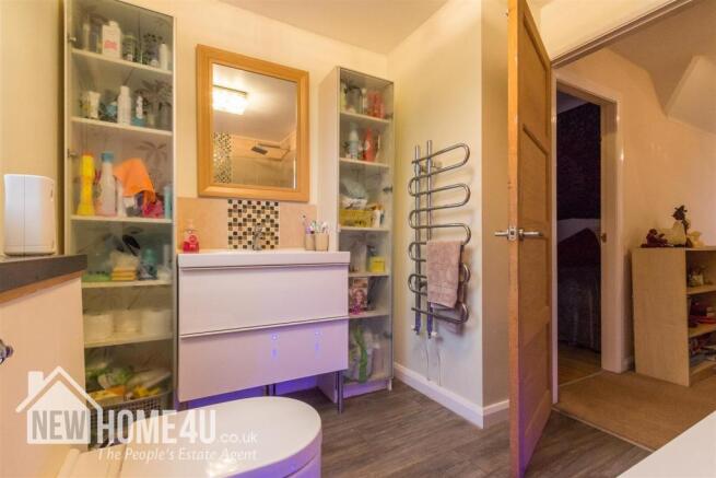 FAMILY BATHROOM: