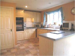 FITTED KITCHEN