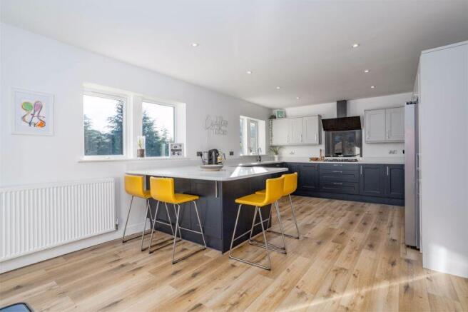 4 bed Detached for sale Image 6