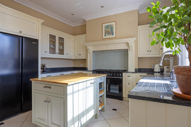 5 bed Town House for sale Image 11
