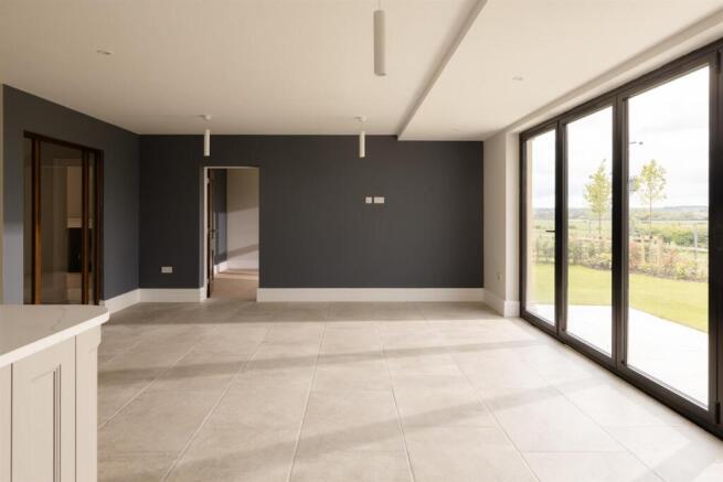 5 bed House for sale Image 8
