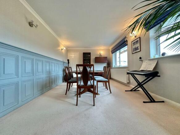 DINING / FAMILY ROOM