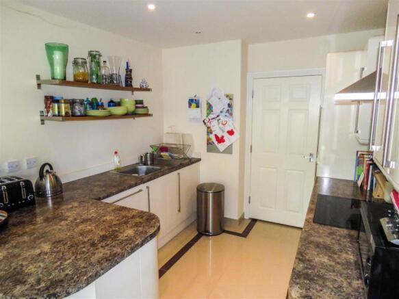 KITCHEN/DINING ROOM
