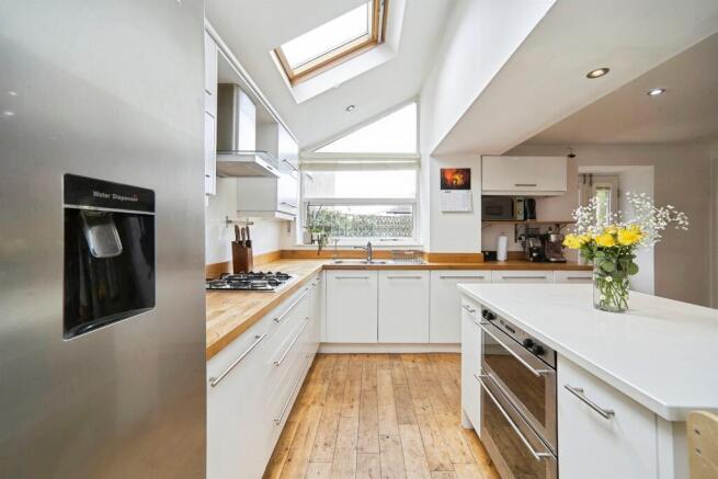 3 bed Semi-Detached for sale Image 6