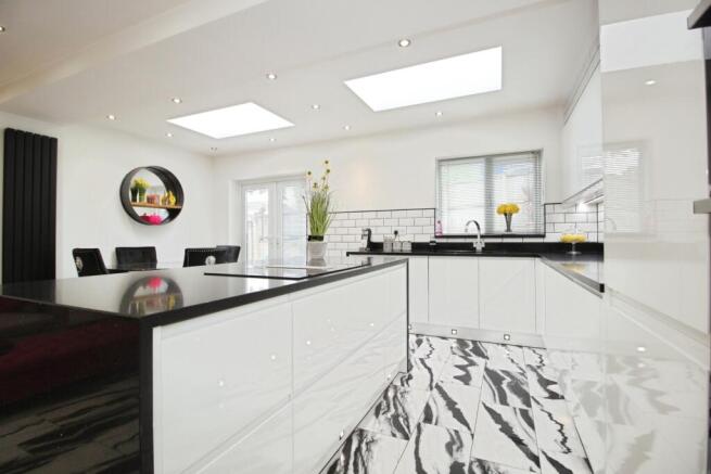 3 bed Semi-Detached for sale Image 9
