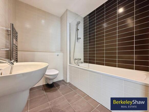 Bathroom (main)