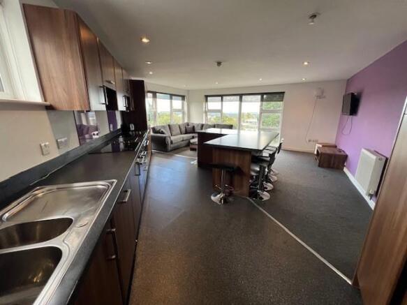 flat 16 Peninsula kitchen breakfast M.jpg