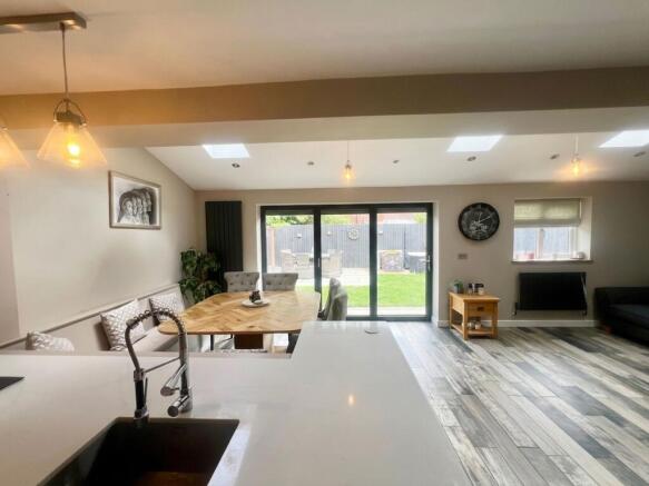 4 bed Semi-Detached for sale Image 12