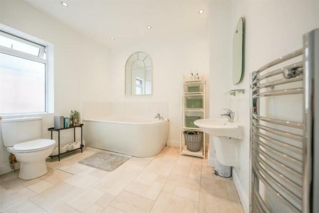 FAMILY BATHROOM