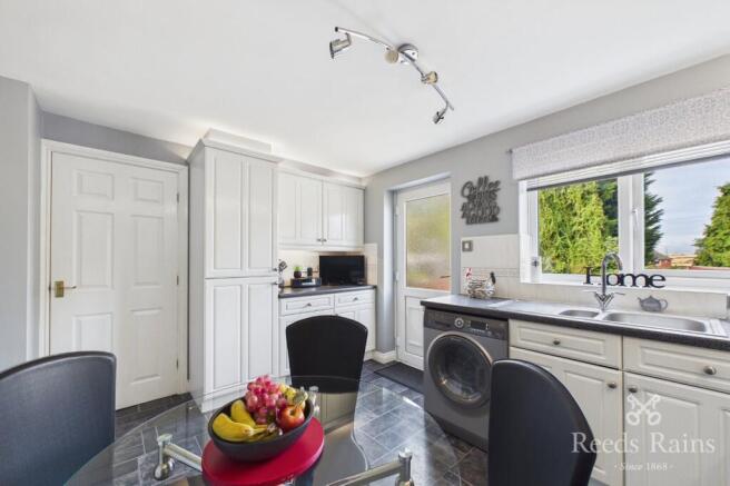 4 bed Detached for sale Image 9
