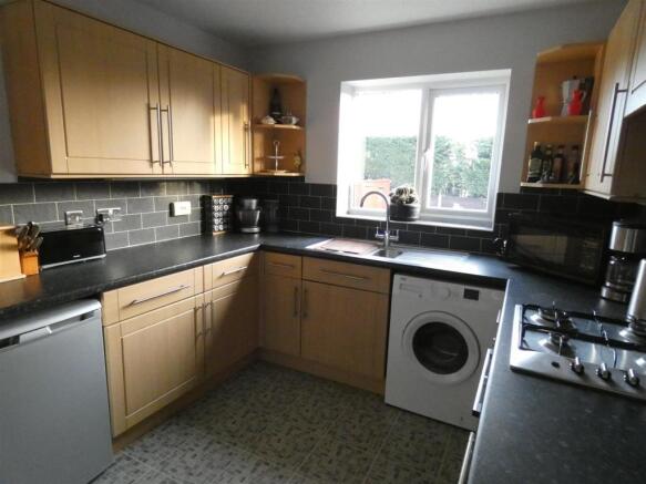 FITTED KITCHEN
