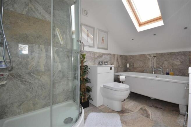 EN-SUITE BATHROOM