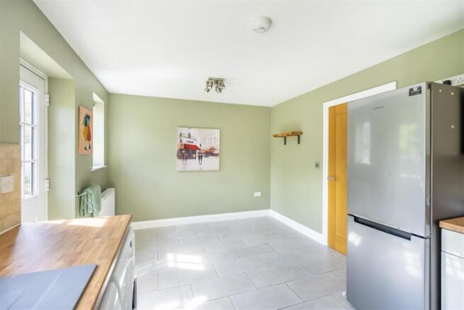 3 bed Semi-Detached to rent Image 8