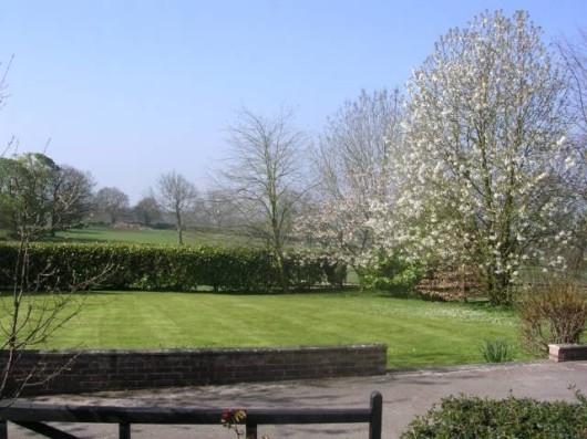 Garden to front