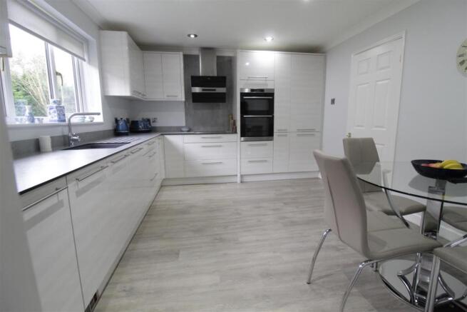 KITCHEN/BREAKFAST ROOM