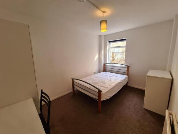 28 Newmarket Rd Room 1