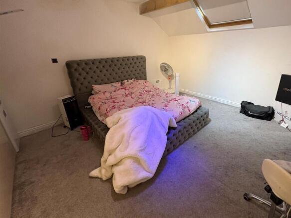 4 bed Semi-Detached for sale Image 8