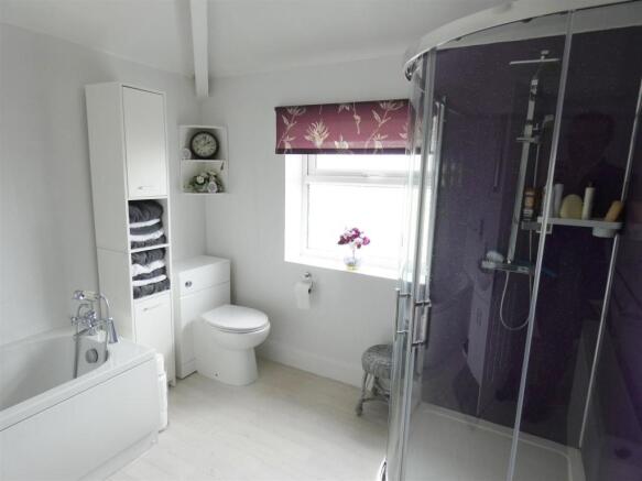 SPACIOUS BATHROOM