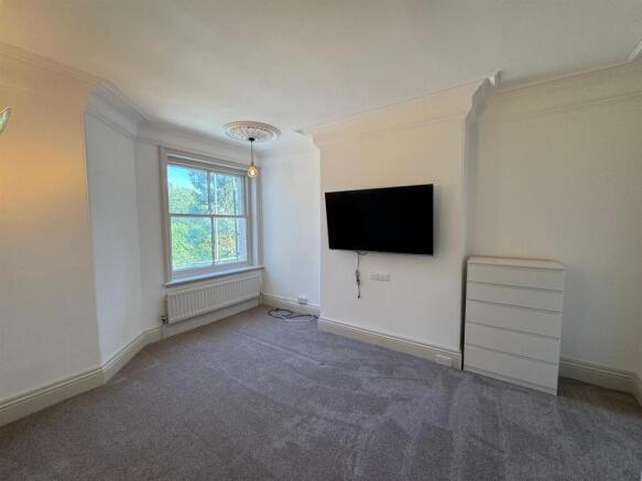 2 bed Apartment to rent Image 10