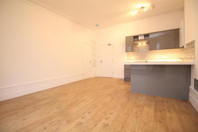 Flat 6, 13 Canterbury Road Lounge3.JPG