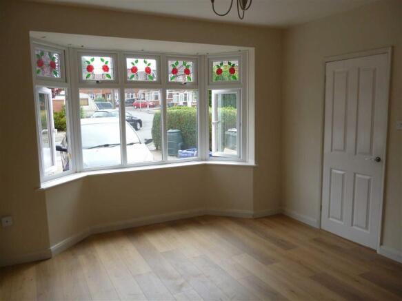 Spacious lounge (front)