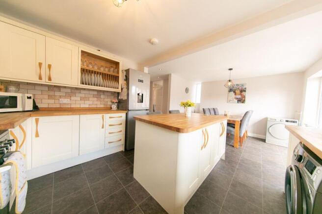 Kitchen & dining room
