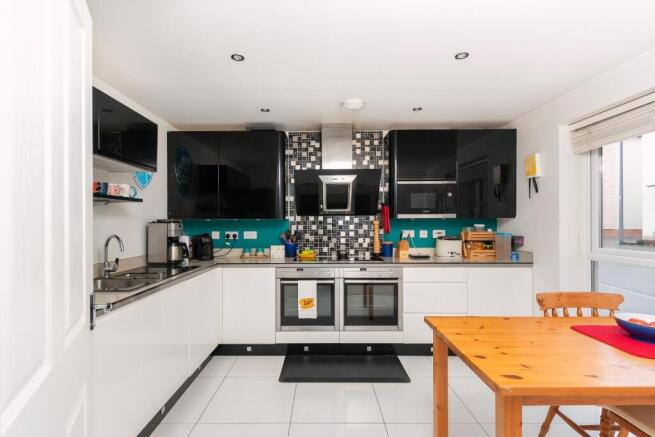 2G8CWCV - Kitchen E.jpg