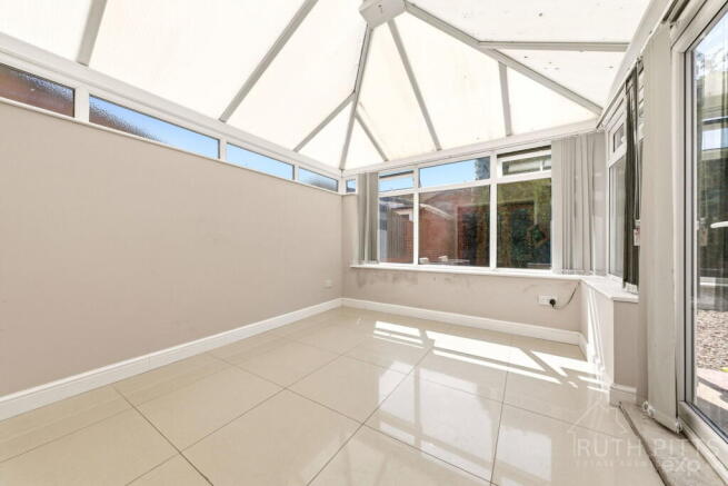 4 bed Detached for sale Image 10