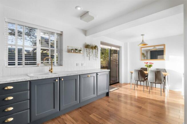 30 Russell Close - Kitchen Diner.jpg