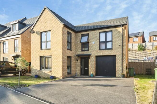 4 bed Detached for sale in leeds