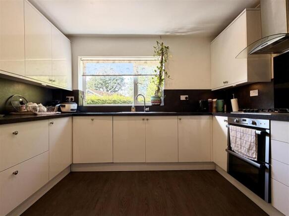 4 bed Detached to rent Image 4