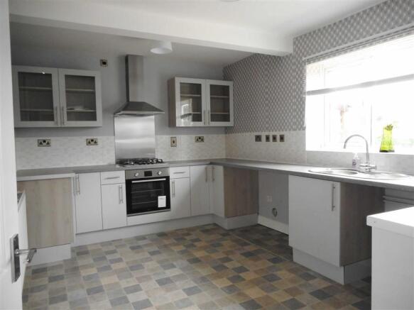 RE-FITTED BREAKFAST ROOM/KITCHEN measuring
